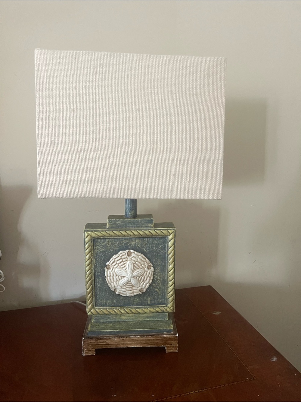 Home Collection Beach-Inspired Table Lamp in White and Green